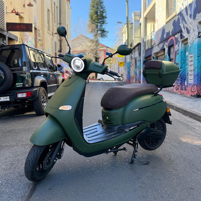 MY25 Arthur 7 Performance Racer Green with Top Case