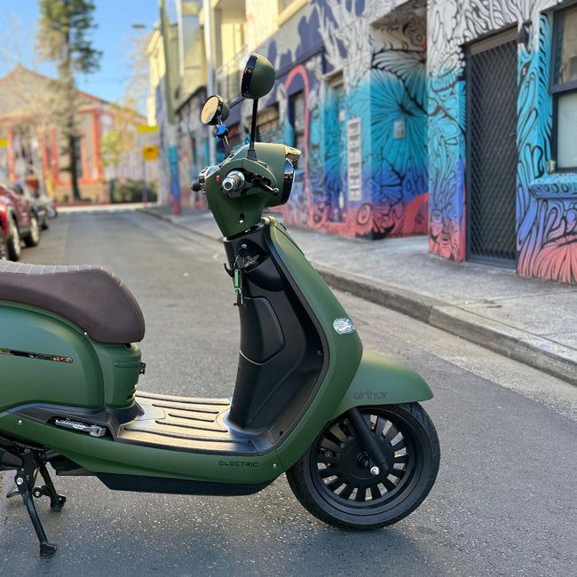 MY25 Arthur 7 Performance Racer Green with Top Case