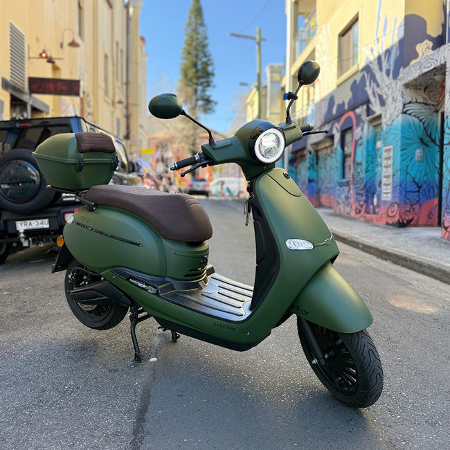MY25 Arthur 7 Performance Racer Green with Top Case