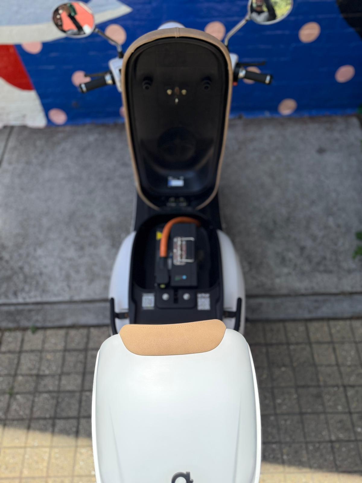 MY21 Arthur 3 Optic White, pre-loved